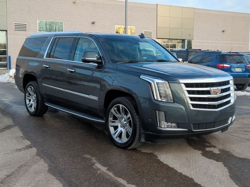 Used 2019 Cadillac Escalade ESV Luxury image 2