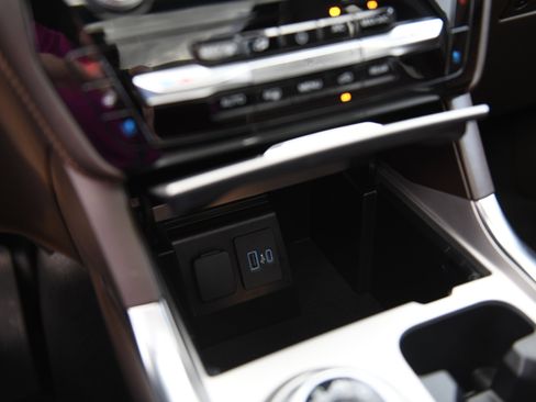 Used 2024 Ford Explorer King Ranch w/ Technology Package image 23