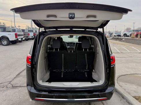 Used 2024 Chrysler Pacifica Select image 14