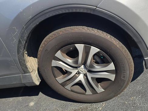 Used 2018 Toyota RAV4 LE FWD image 6