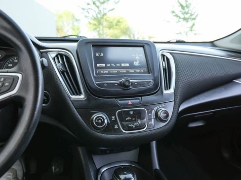 Used 2018 Chevrolet Malibu LT image 9