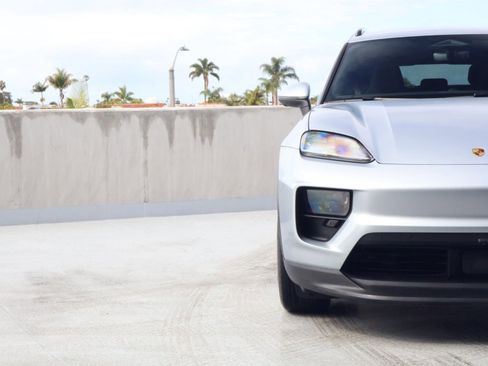 Certified 2025 Porsche Macan Electric RWD image 11