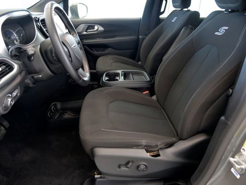 Used 2021 Chrysler Pacifica Touring w/ S Appearance Package image 15