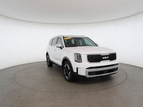 Used 2023 Kia Telluride EX w/ EX Captain's Chair Package image 28