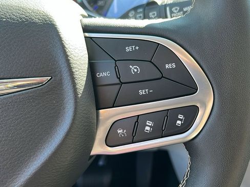 Used 2024 Chrysler Pacifica Touring-L FWD image 27