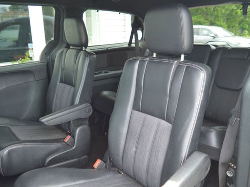 Used 2014 Chrysler Town & Country S FWD image 16