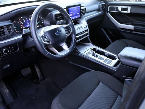 Certified 2024 Ford Explorer XLT RWD image 3