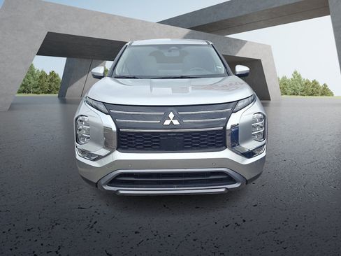 Used 2025 Mitsubishi Outlander SE FWD image 2