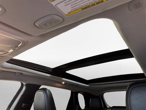 Used 2023 Jeep Cherokee Altitude Lux w/ Lux Elite Package image 23