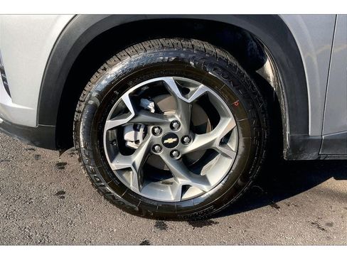 Used 2024 Chevrolet Trax LT w/ Sunroof Package FWD image 10
