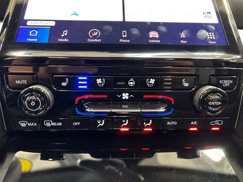 Used 2025 Jeep Grand Cherokee Limited w/ Luxury Tech Group II AWD/4WD image 40