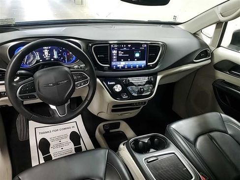 Used 2023 Chrysler Pacifica Touring-L FWD image 3