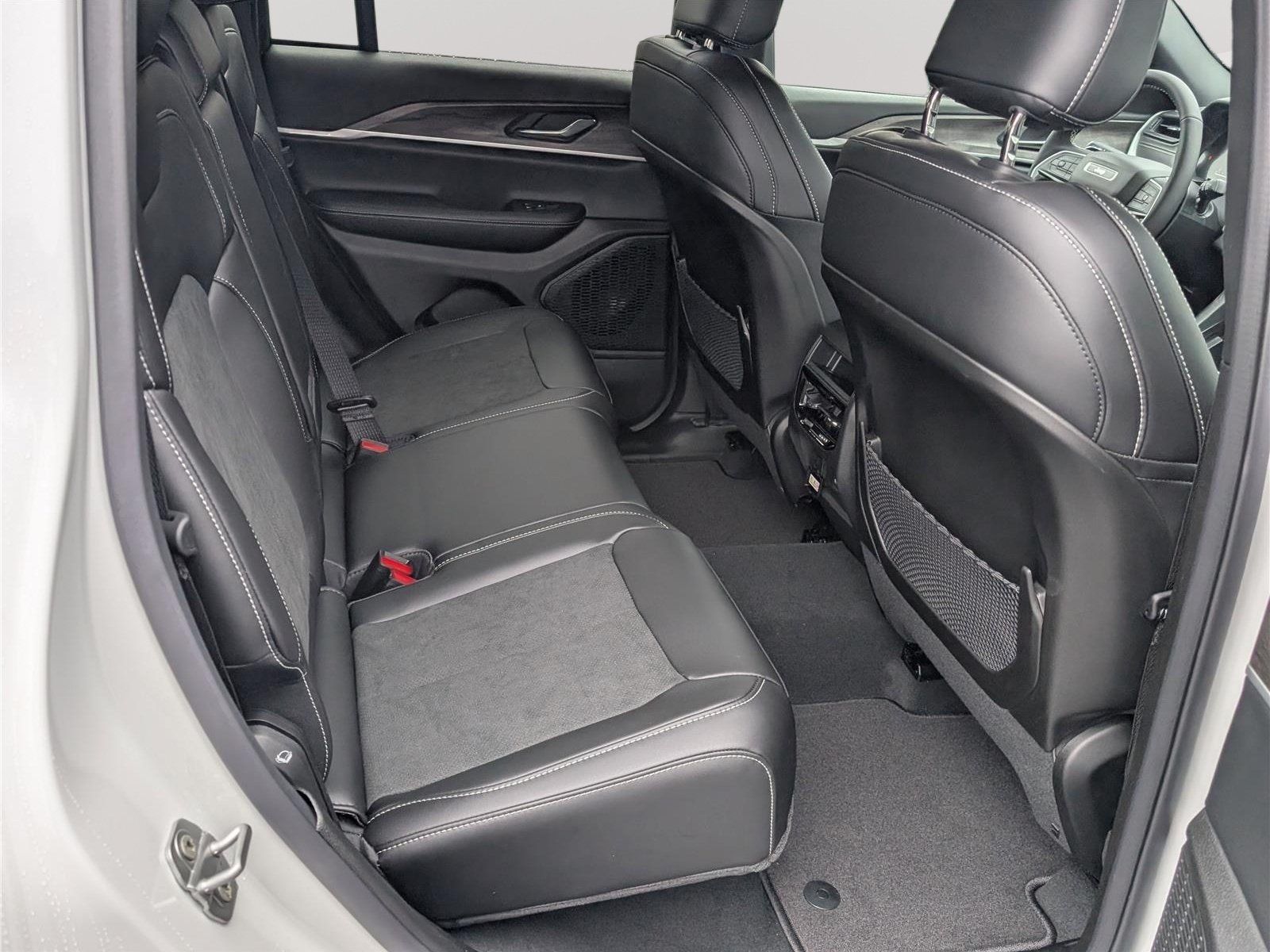 New 2026 Jeep Grand Cherokee Altitude AWD/4WD image 8