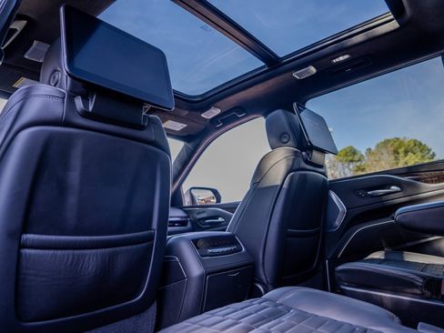 Used 2024 Cadillac Escalade ESV Sport Platinum w/ LPO, ONYX Package image 21