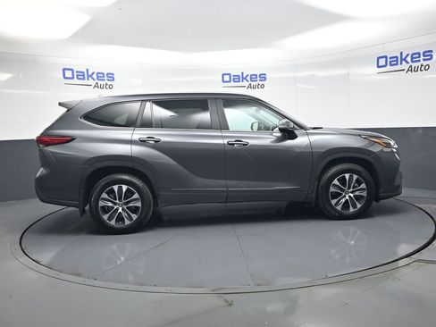Used 2023 Toyota Highlander XLE AWD/4WD image 9