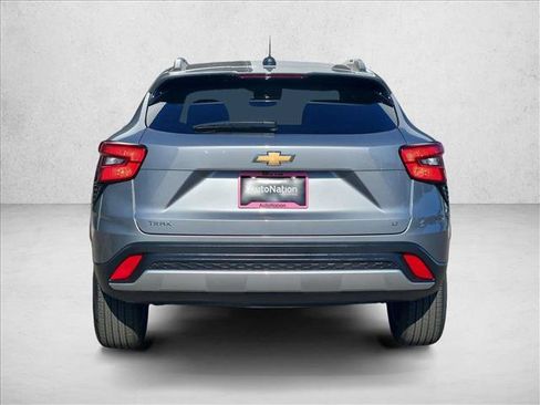 Used 2025 Chevrolet Trax LT FWD image 7