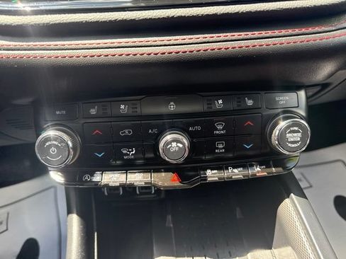 Used 2025 Dodge Durango GT AWD/4WD image 17