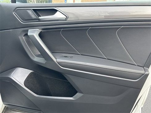 Used 2022 Volkswagen Tiguan SE image 22