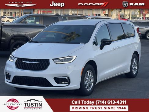 New 2026 Chrysler Pacifica Select FWD image 3