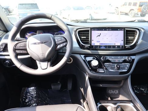 Used 2025 Chrysler Pacifica Limited FWD image 18