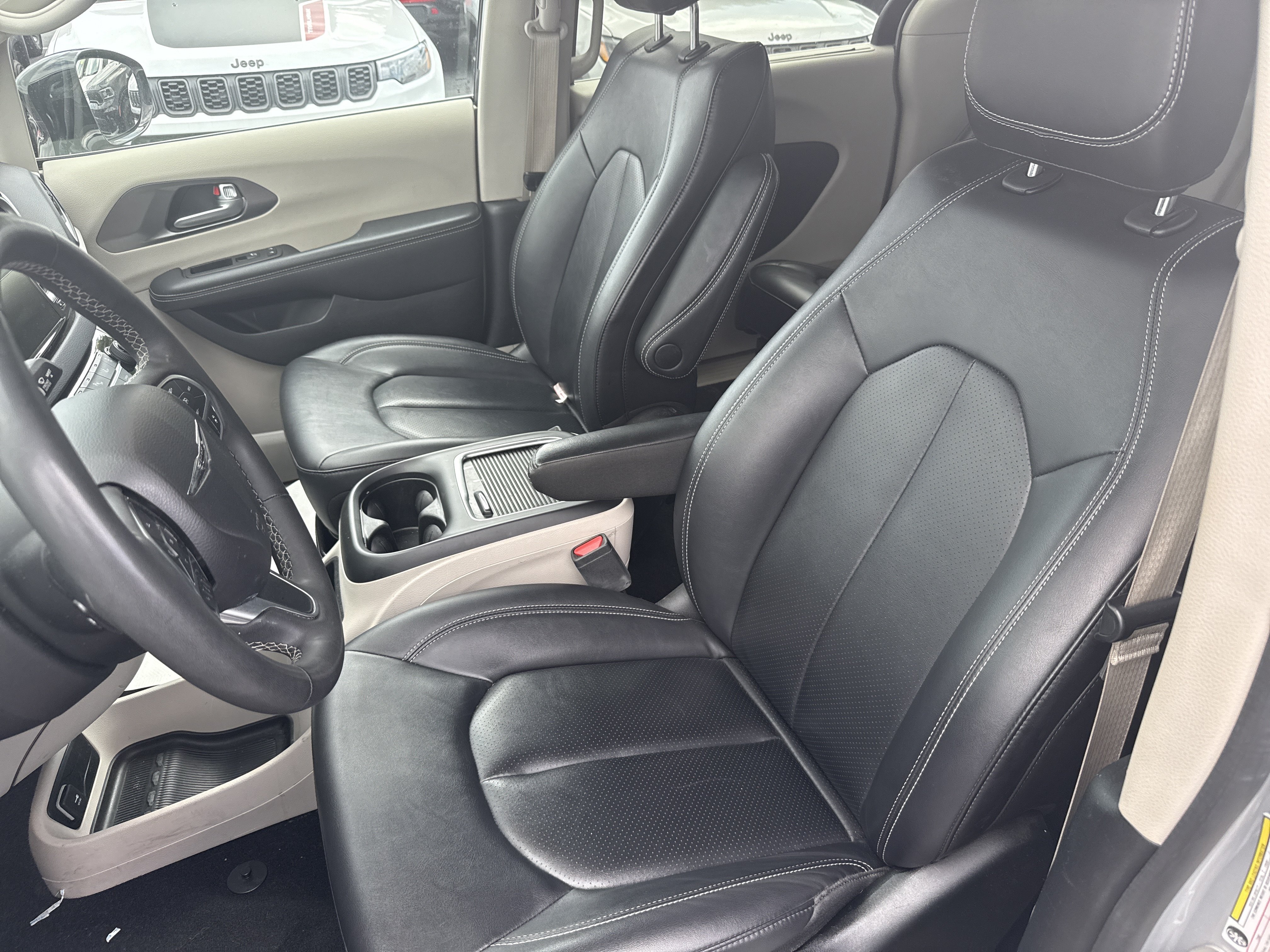 Used 2024 Chrysler Pacifica Touring-L FWD image 11