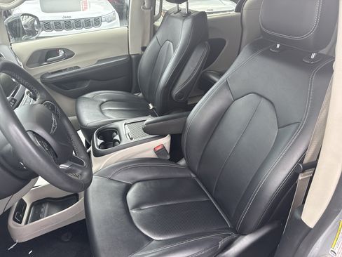 Used 2024 Chrysler Pacifica Touring-L FWD image 11