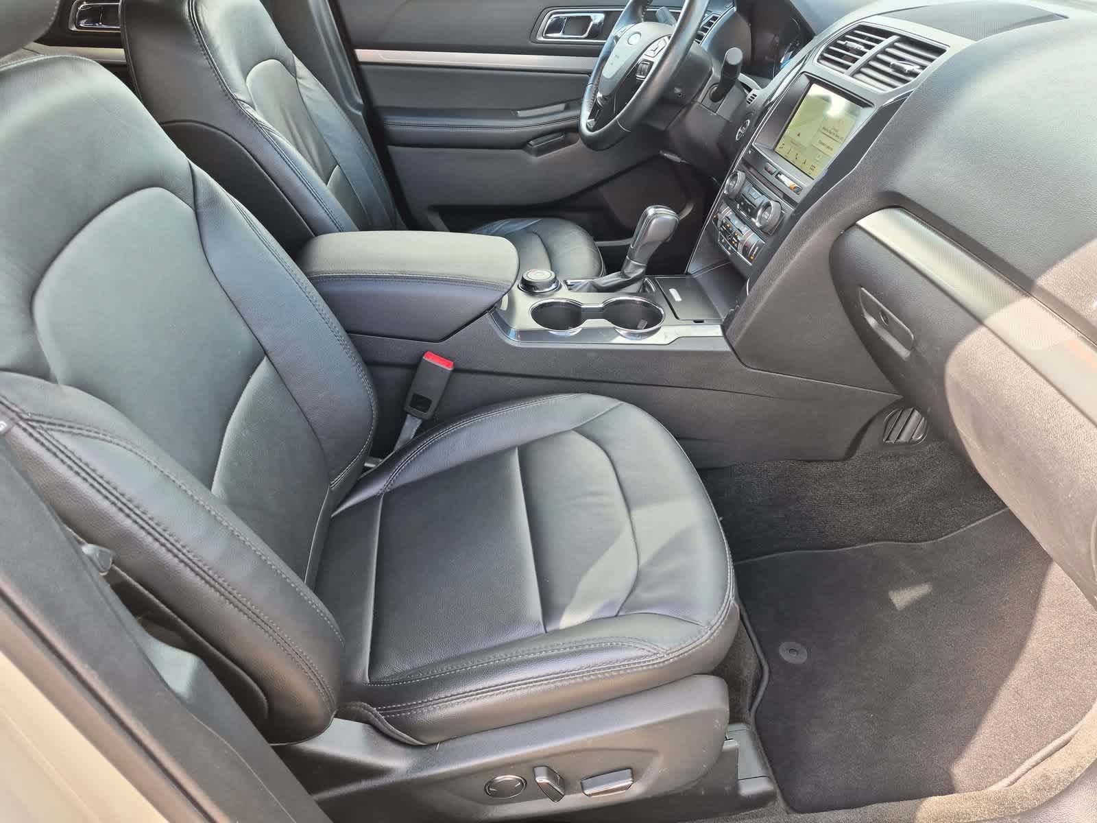 Used 2018 Ford Explorer XLT w/ Equipment Group 202A AWD/4WD image 21