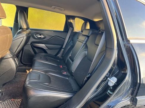 Used 2019 Jeep Cherokee Latitude Plus w/ Comfort/Convenience Group AWD/4WD image 13