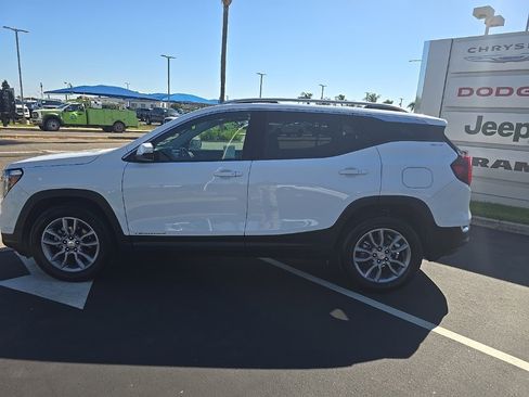 Used 2024 GMC Terrain SLT image 18