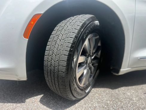 Used 2020 Chrysler Pacifica Touring-L Plus FWD image 23