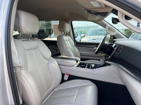 Used 2024 Jeep Wagoneer L Series II w/ Flexible Seating Group AWD/4WD image 14