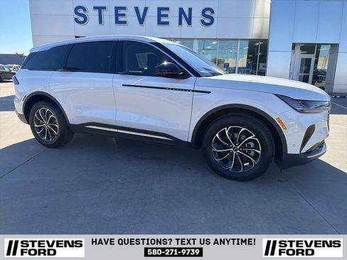 Used 2024 Lincoln Nautilus Premier image 2