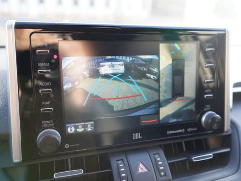 Used 2020 Toyota RAV4 Limited FWD image 28