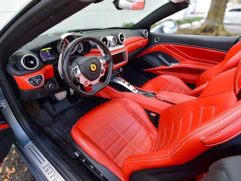 Used 2015 Ferrari California T RWD image 36