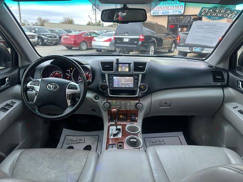 Used 2013 Toyota Highlander Limited image 25