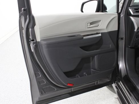 Used 2023 Toyota Sienna LE image 4