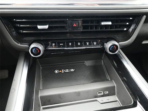 Used 2025 Chevrolet Suburban Premier image 22