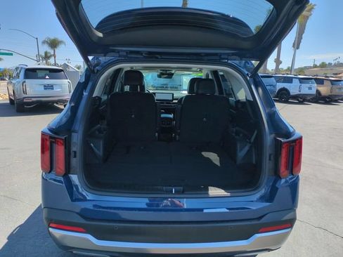 Certified 2025 Kia Sorento EX w/ Panoramic Sunroof Package AWD/4WD image 32