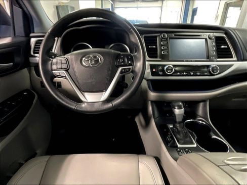 Used 2019 Toyota Highlander XLE image 17