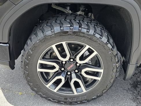 Used 2023 GMC Sierra 1500 AT4 w/ Technology Package AWD/4WD image 17