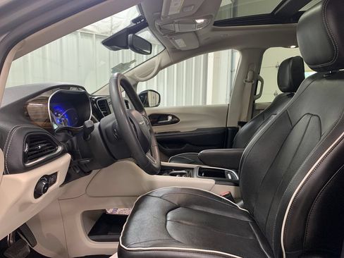 Used 2023 Chrysler Pacifica Limited FWD image 16