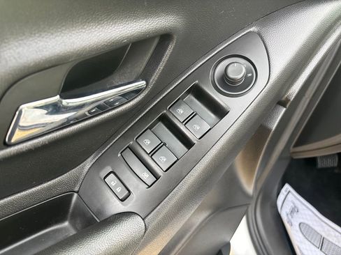 Used 2022 Chevrolet Trax LT w/ LT Convenience Package image 11