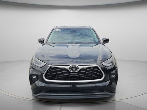Used 2023 Toyota Highlander XLE FWD image 4