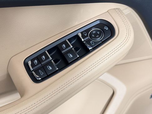 Certified 2025 Porsche Macan AWD/4WD image 23