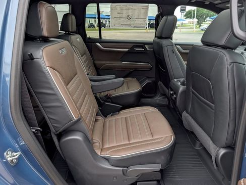 New 2026 GMC Acadia Denali Ultimate w/ LPO, Floor Liner Package AWD/4WD image 31