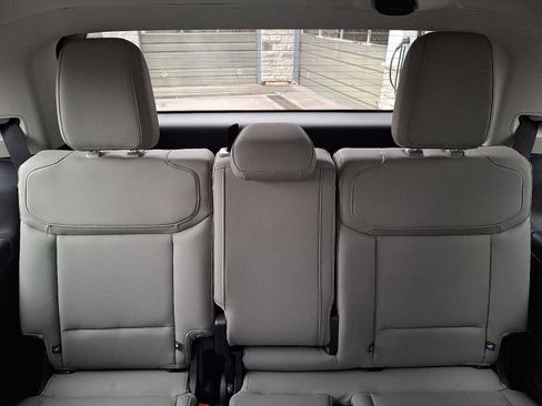 New 2025 Ford Expedition Active image 8