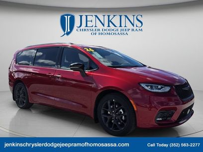 New 2026 Chrysler Pacifica Select w/ S Appearance Package
