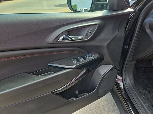 Used 2025 Chevrolet Trax RS w/ Sunroof Package FWD image 30