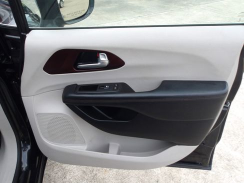 Used 2020 Chrysler Pacifica Limited image 9