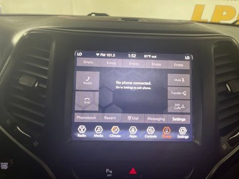 Used 2019 Jeep Cherokee Trailhawk w/ Comfort/Convenience Group AWD/4WD image 31